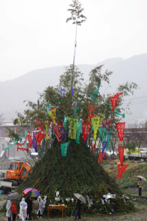 달집태우기 행사에 사용될 달집 앞에 제상이 차려졌다. 